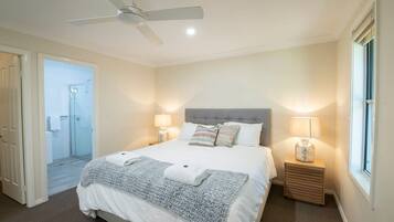 5 slaapkamers, een strijkplank/strijkijzer, reisbedje, wifi