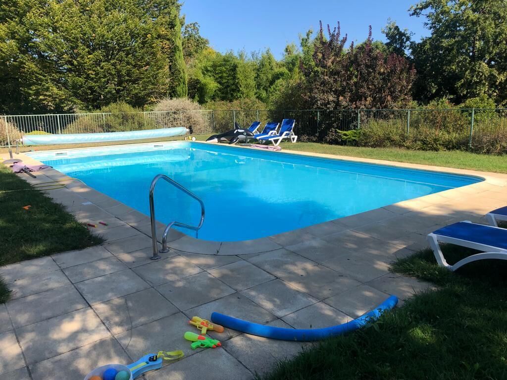 Een buitenzwembad en een verwarmd zwembad