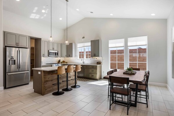 Dining - The Wanderer: Pool, Hot Tub, Splash Pad, Dog Friendly (Hurricane)