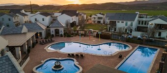The Wanderer: Pool, Hot Tub, Splash Pad, Dog Friendly