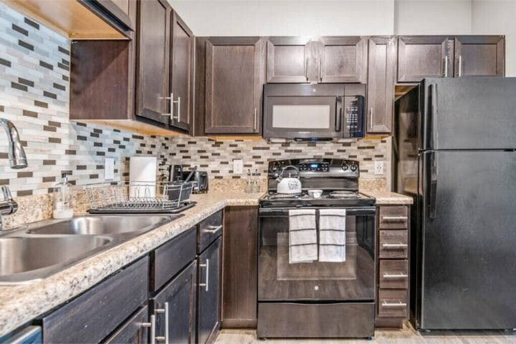 Kjøleskap og mikrobølgeovn