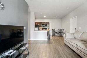 Living area - Woodlands 2 Bedroom Cozy Apt w/ Free Parking (Conroe)