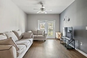 Living area - Woodlands 2 Bedroom Cozy Apt w/ Free Parking (Conroe)