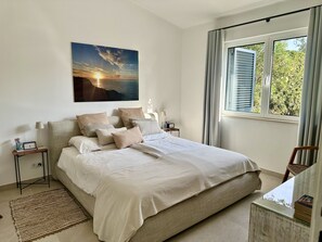 2 quartos, cofres nos quartos, ferros/tábuas de passar roupa