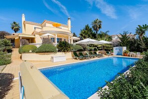 Unclassified image, 4 of 38, button