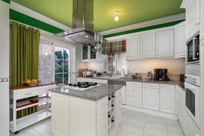 Kühlschrank, Mikrowelle, Ofen, Geschirrspüler