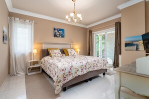 3 bedrooms, in-room safe, iron/ironing board, travel cot