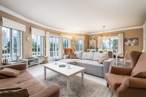 Unclassified image, 3 of 38, button