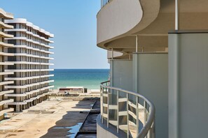 เอลีทสตูดิโอ | ลานระเบียง/นอกชาน