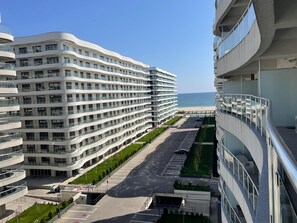 Studio Executive | Hiên