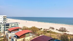 A coastal hotel with multiple buildings, a beach, and a clear view of the sea. - Grup Casa Del Mar (Năvodari)