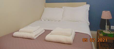 1 habitación, tabla de planchar con plancha y wifi