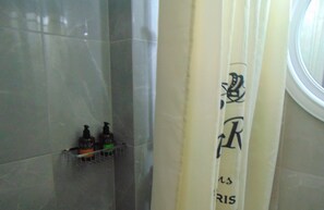 Haartrockner, Handtücher, Toilettenpapier