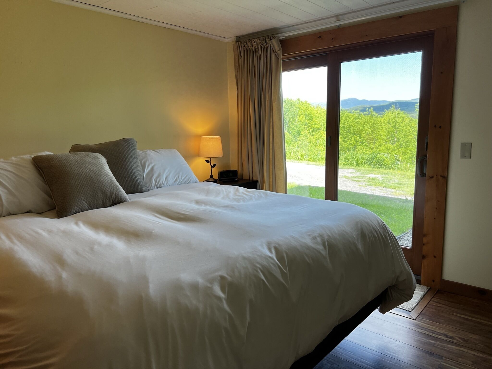 New Spacious Stowe Home, With Mt Views. Central A/C. 