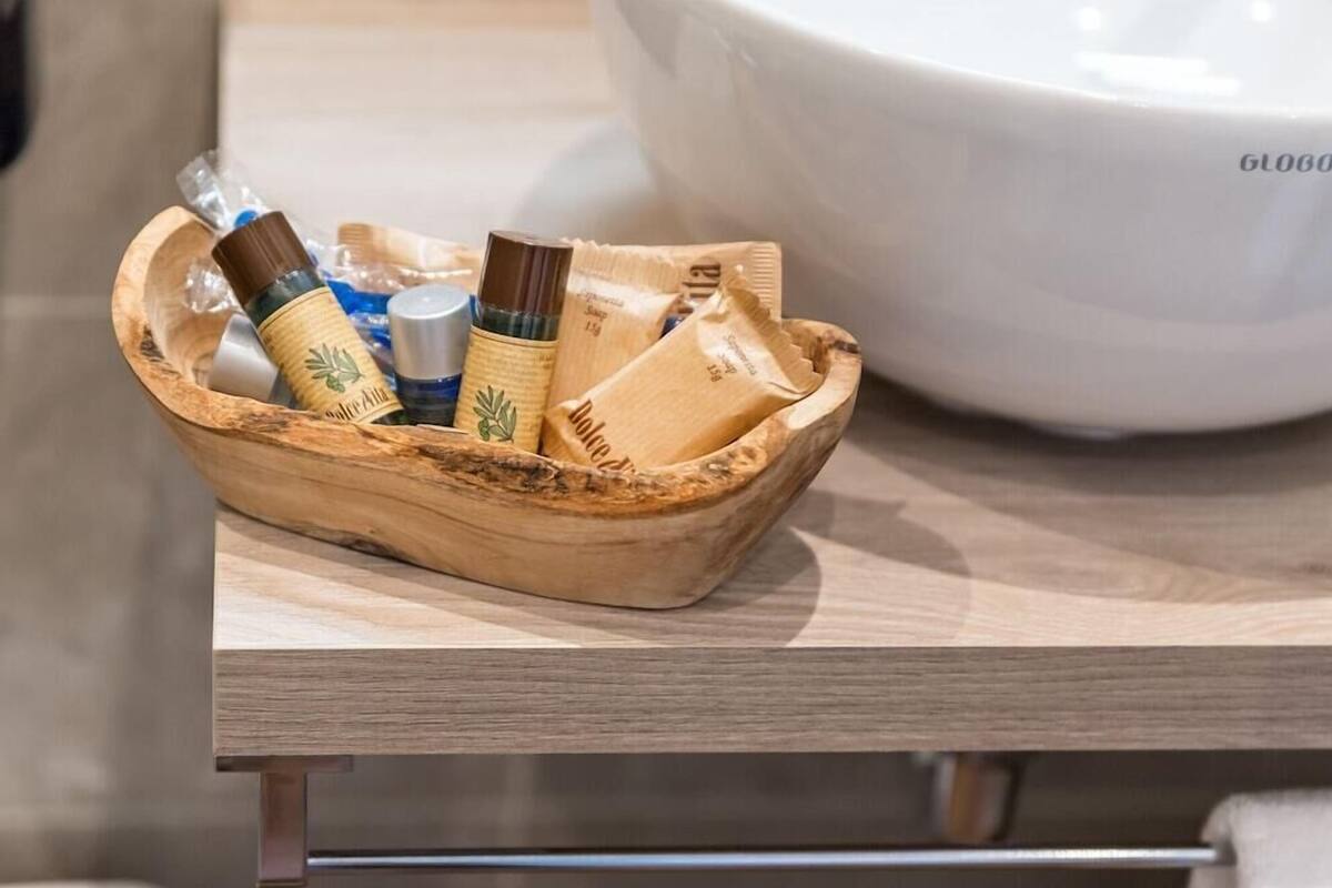 Fasilitas kamar mandi | Shower, pancuran hujan, pengering rambut, dan kloset