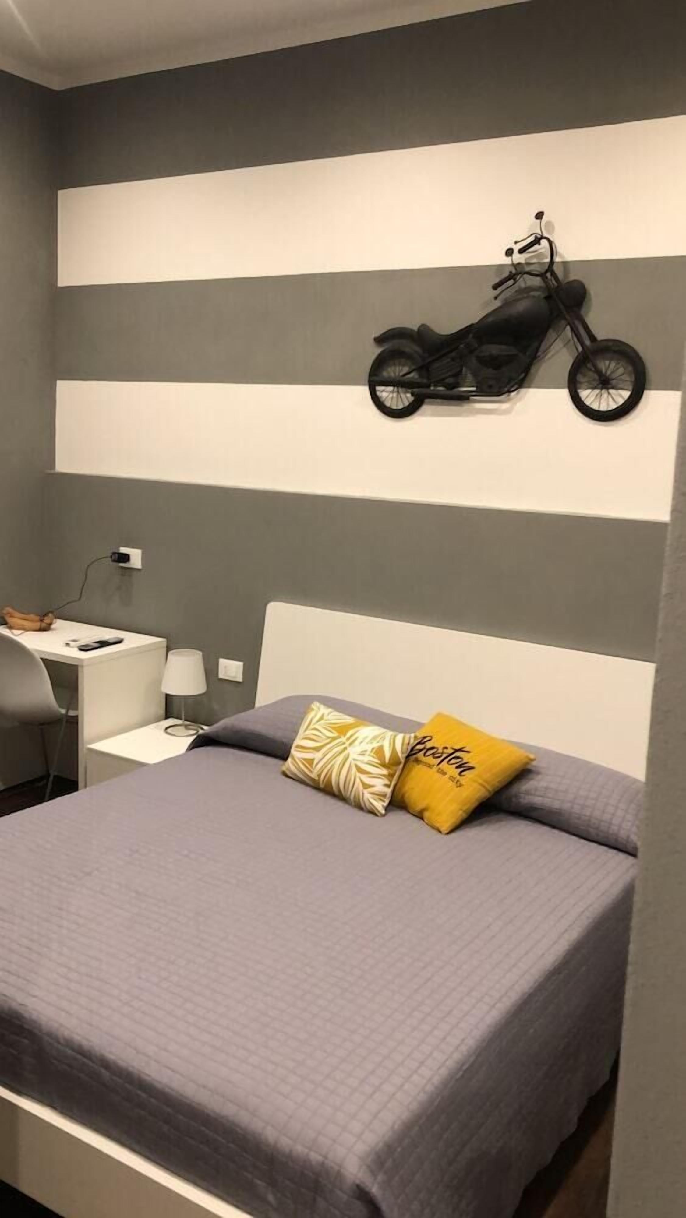 Hypo-allergenic bedding, minibar, desk, laptop workspace