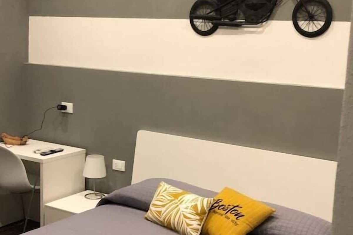 Seprai antialergi, minibar, meja kerja, dan ruang kerja ramah laptop