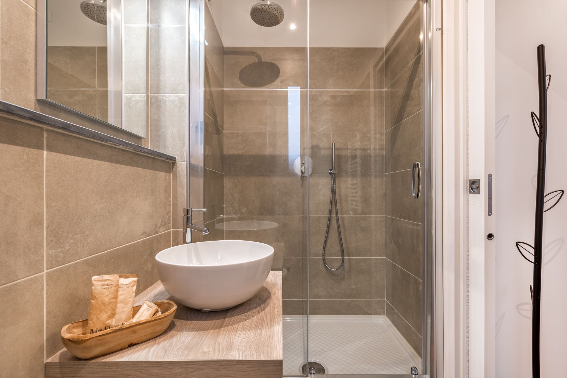 Regadera, regadera tipo lluvia, secadora de cabello, bidet 