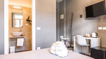 Seprai antialergi, minibar, meja kerja, dan ruang kerja ramah laptop