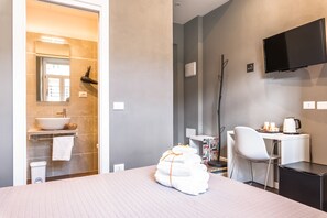 Allergivenligt sengetøj, minibar, skrivebord