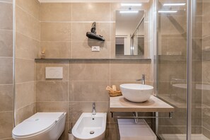 Douche, douche cascade, séchoir à cheveux, bidet