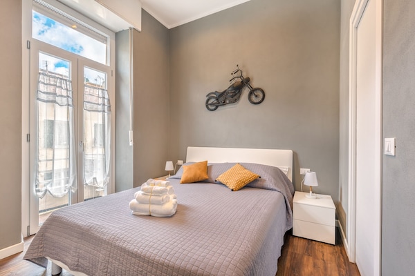 Ropa de cama hipoalergénica, minibar y escritorio