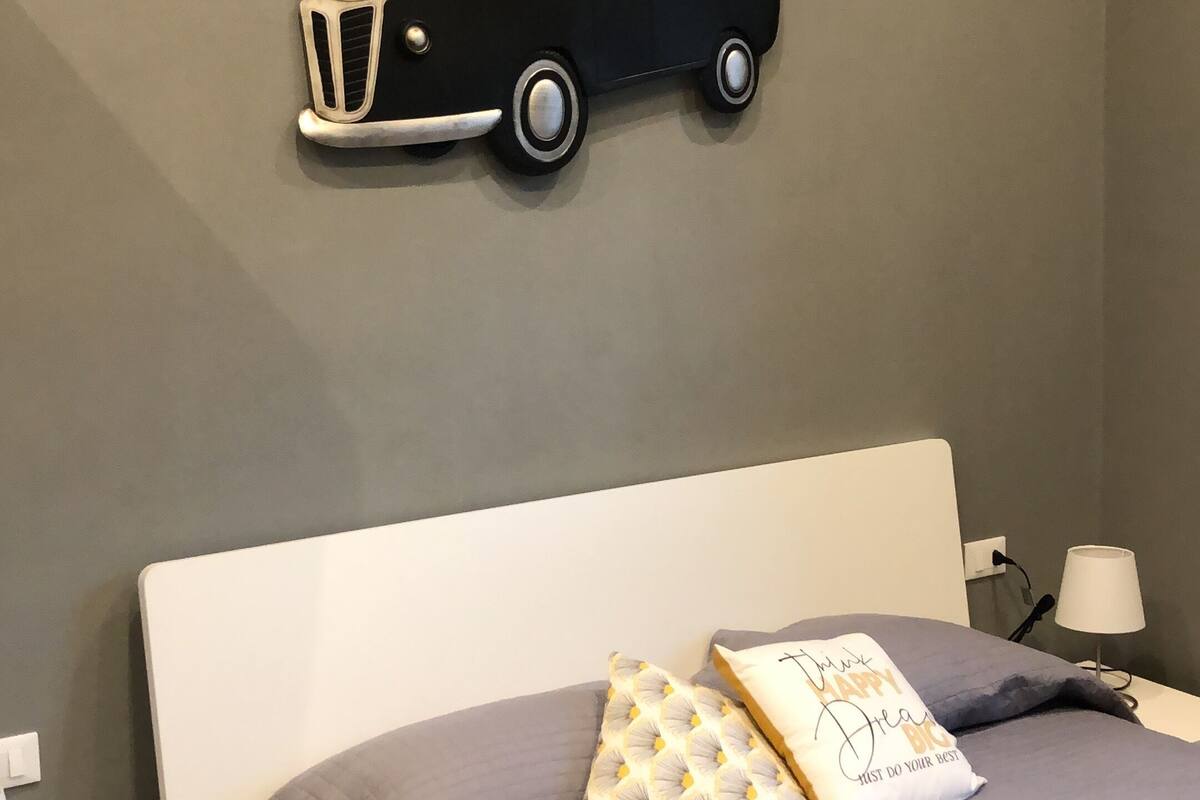 Kamar Double Basic | Seprai antialergi, minibar, meja kerja, dan ruang kerja ramah laptop
