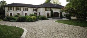 A two-story stone house with a gravel driveway and a well-maintained garden. - Moulin du Fontcourt (Chasseneuil-sur-Bonnieure)
