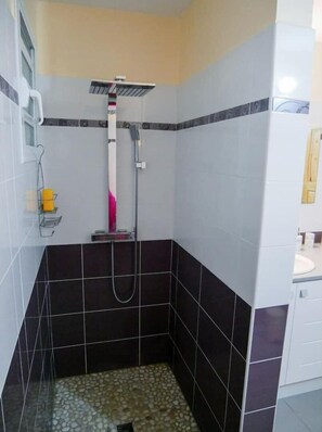 Een douche, handdoeken