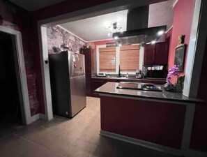 Dining tables - Cute bungalow located in Whitehaven near Elvis's mansion & Beale St.  (Memphis)