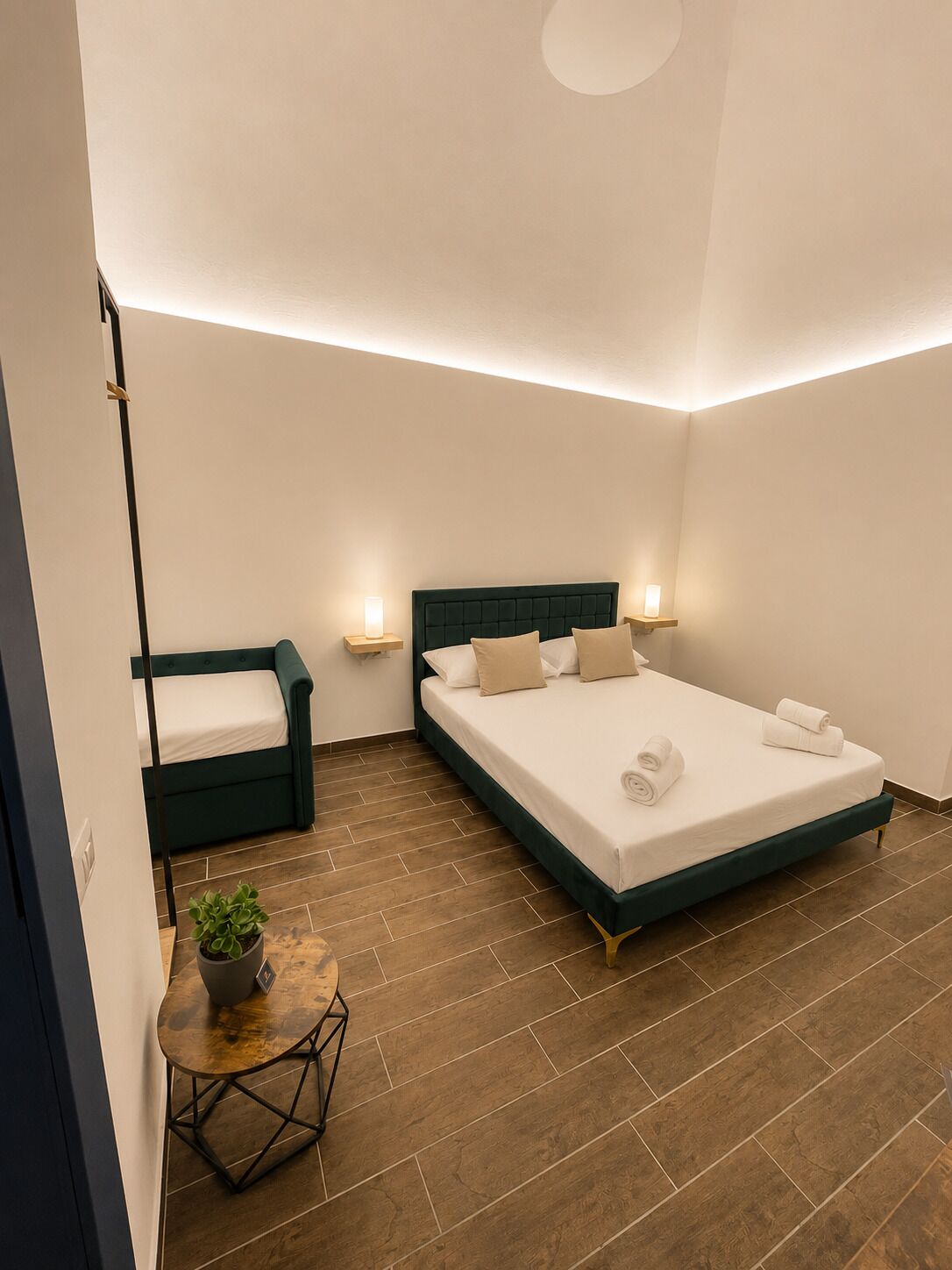 Comfort Triple Room | In-room safe, soundproofing, WiFi (free)