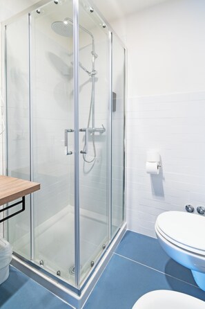 Family Quadruple Room | Bathroom | Shower, hair dryer, towels, soap - Palazzo Belmosto (Naples)