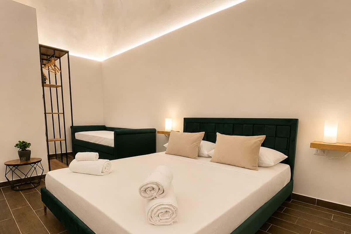 Comfort Triple Room | In-room safe, soundproofing, WiFi (free)