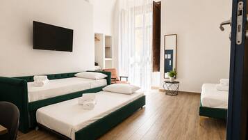 Family Quadruple Room | In-room safe, soundproofing, WiFi (free)