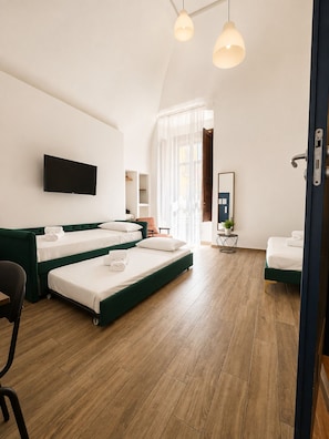 Family Quadruple Room | In-room safe, soundproofing, WiFi (free) - Palazzo Belmosto (Naples)