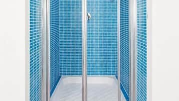 Habitación Confort | Baño | Regadera, secadora de cabello, toallas, jabón