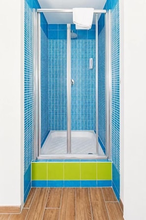 Comfort-Zimmer | Badezimmer | Dusche, Haartrockner, Handtücher, Seife