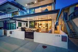 Exterior - Lower Unit Steps to the Sand (Newport Beach)