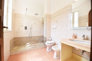 Douche, sèche-cheveux, bidet, serviettes fournies