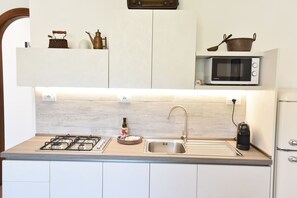 Kühlschrank, Mikrowelle, Wasserkocher mit Kaffee-/Teezubehör