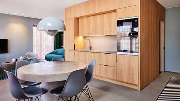Full-sized fridge, microwave, oven, stovetop