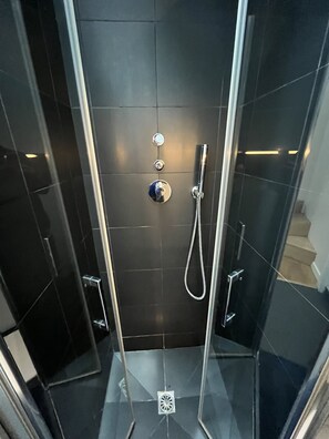 Shower, hair dryer, towels, soap - canal Saint-Martin - hôpital Saint Louis, 5 guests (Paris)