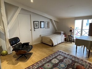 3 bedrooms, desk, iron/ironing board, free WiFi