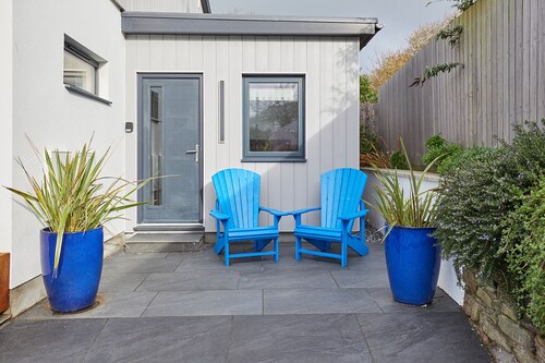 Trevone, Padstow-Modern Apartment minutes from sandy beach and SW coast path