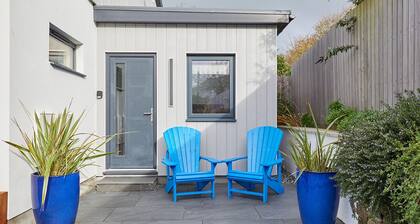 Trevone, Padstow-Modern Apartment minutes from sandy beach and SW coast path