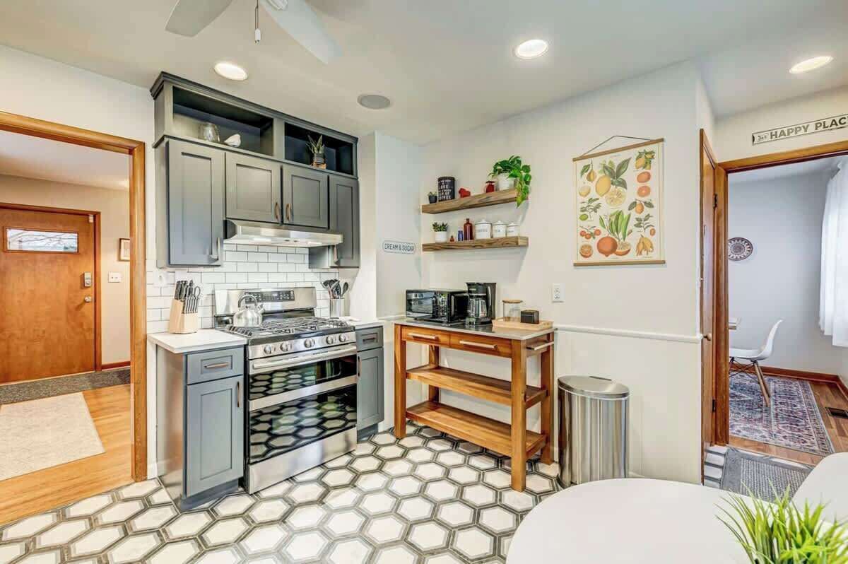 Kjøleskap, mikrobølgeovn, ovn og kokeplater