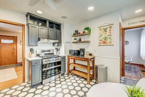 Een koelkast, een magnetron, een oven, een kookplaat