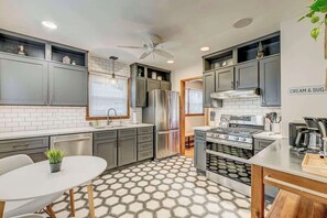 Een koelkast, een magnetron, een oven, een kookplaat