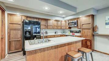 Geladeira, micro-ondas, fogão, cooktop