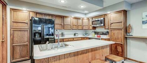 冷蔵庫、電子レンジ、オーブン、コンロ